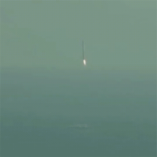 Đoạn video ngắn quay lại cảnh Falcon 9 hạ cánh xuống sà lan