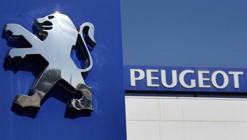 Một liên doanh của hãng xe Peugeot Citroen (Pháp) và Dongfeng Motor (Trung Quốc) sẽ cùng mở nhà máy lắp ráp tại Việt Nam sau khi dây chuyền sản xuất tại Malaysia đã đi vào hoạt động. Liên doanh Peugeot-Dongfeng sẽ đặt nhà máy sản xuất ô tô tại Việt Nam - ảnh 1Công ty liên doanh Dongfeng - Peugeot sẽ đặt nhà máy sản xuất ô tô tại Việt Nam - Ảnh: Reuters Reuters cho biết liên doanh Dongfeng Peugeot hiện đang sản xuất các dòng xe nhỏ gọn (compact) bằng cách liên kết với tập đoàn Naza (Malaysia). Công ty này cũng lên kế hoạch cho dây chuyền lắp ráp tại Việt Nam vào cuối năm nay. Công ty liên doanh này cũng nhắm đến mục tiêu bán ra 8.700 chiếc xe hơi cho thị trường khối ASEAN trong năm 2015. Cùng với đó là kế hoạch nâng cao doanh số bán hàng các dòng xe nhập khẩu và xe sản xuất nội địa lên 70.000 chiếc đến năm 2020, đại diện hãng trả lời thư của Reuters. Trước đó, vào năm 2014, Peugeot và Dongfeng đã ký thỏa thuận hợp tác tăng vốn trị giá 3 tỉ EUR, tương đương 4,1 tỉ USD, nhằm giúp hãng xe Pháp tăng cường khả năng kinh doanh. Cả hai hãng xe nói trên đều cho rằng công ty liên doanh của họ sẽ nhắm đến muc tiêu bán 1,5 triệu chiếc xe từ năm 2020, đồng thời thành lập một công ty mới nhằm chịu trách nhiệm theo dõi thị trường khu vực châu Á - Thái Bình Dương, đặc biệt là Đông Nam Á.