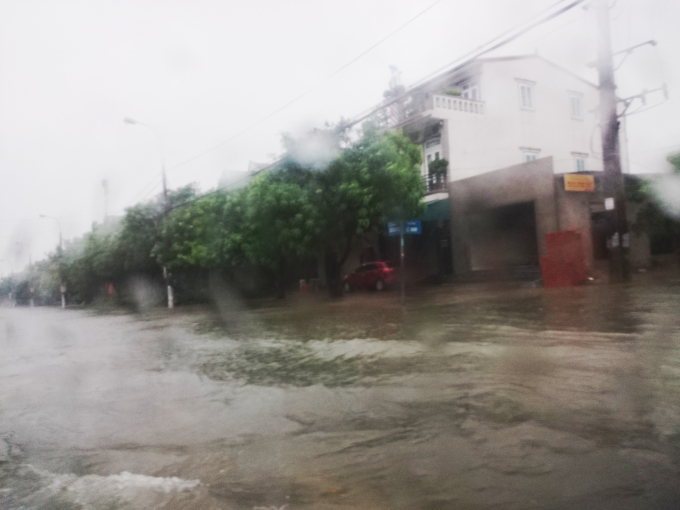 Đường phố Hà Tĩnh ngập úng cục bộ do lượng mưa rất