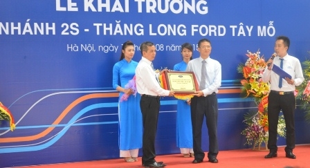 Tong Giam Doc Ford Viet Nam Pham Van Dung (ben pha