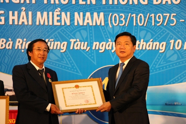 Bo truong tang bang khen cho ong Tran Dai Nghia