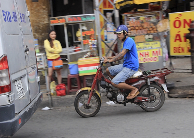 h2 xe trơ khung vô tư tham gia giao thông