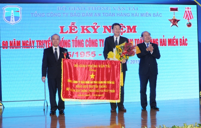 Thứ trưởng Nguyễn Văn Công trao tặng bức trướng của Bộ GTVT cho Tổng công ty