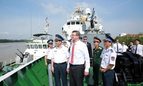 Ông Ashton Carter tham quan tàu Cảnh sát biển Việt
