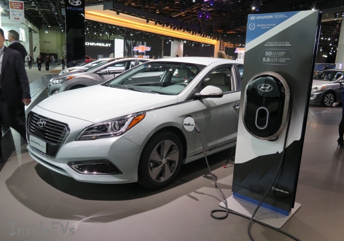 Hyundai-Sonata-PHEV-NAIAS-2015-charging