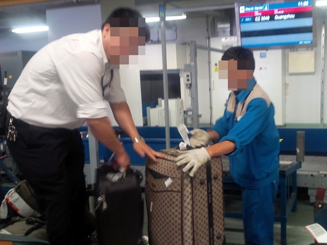 Bắt giữ hai nhân viên sân bay trộm cắp điện thoại 