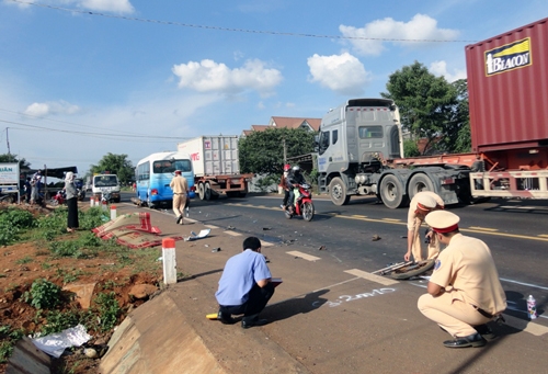 Tông trực diện vào đầu xe giường nằm, 4 thanh niên