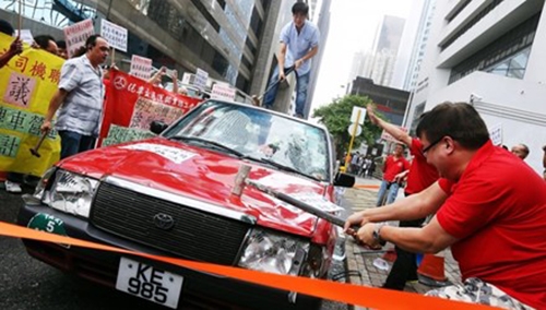 Nhóm tài xế taxi Hồng Kông tức giận đập phá taxi p