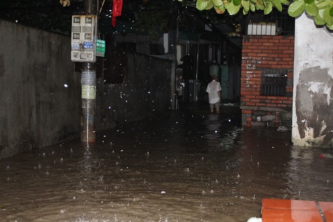 Mưa lại gây ngập nhiều khu phố tại Hạ Long