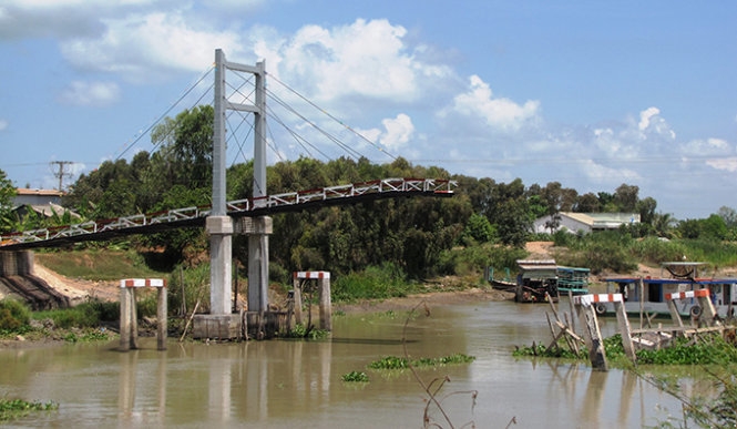 Hiện trường cầu Vĩnh Bình bị sập nửa cầu sau khi k