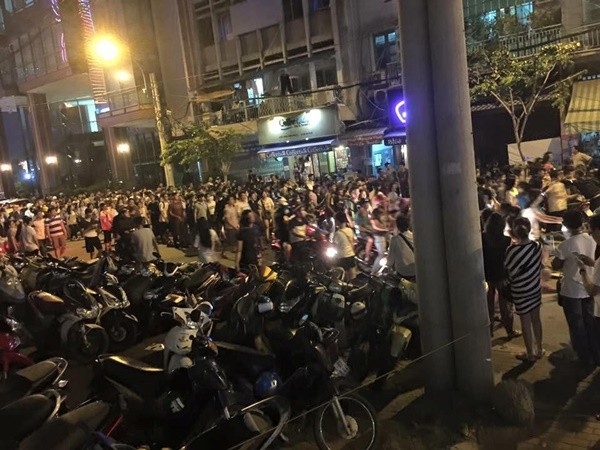 Hàng trăm người bất ngờ kéo đến vây kín phố Nguyễn