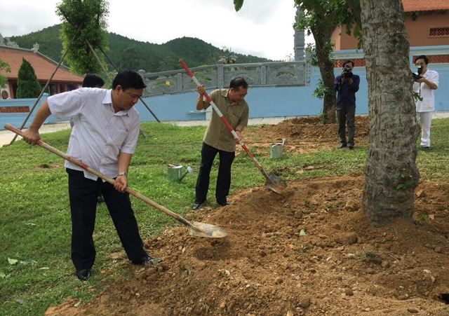 Bộ trưởng tham gia trồng cây lưu niệm cùng các đại