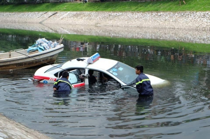 Taxi lao xuống sông tô lịch 2