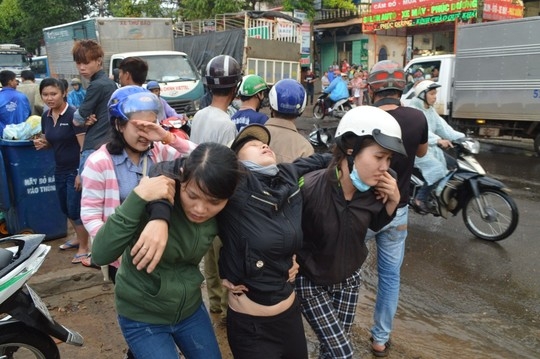 Ngã xe trong mưa, người phụ nữ bị container cán qu