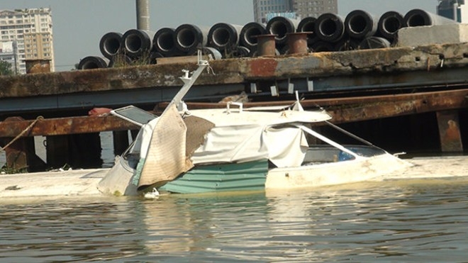 Xác tàu trên sông Sài Gòn ở khu vực Tân Cảng.