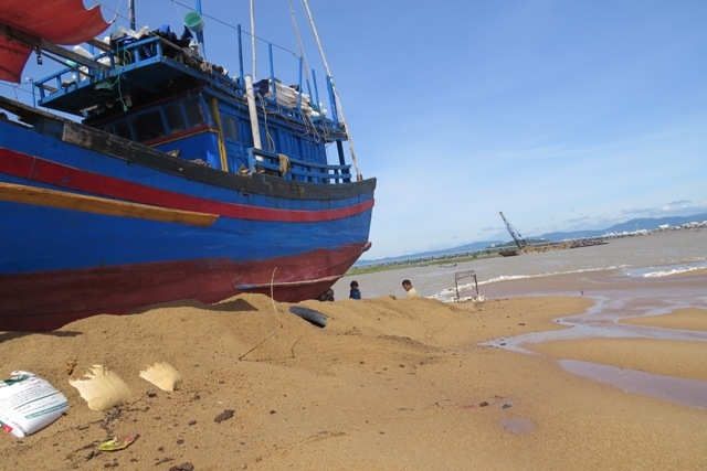Triều cường hung hãn vùi lấp nhiều tàu cá ở Phú Yê