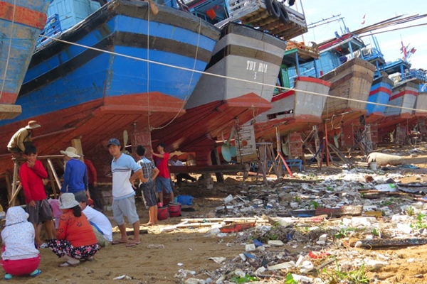 Triều cường hung hãn vùi lấp nhiều tàu cá ở Phú Yê