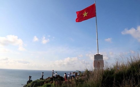 Cột cờ trên đảo Phú Quý được đặt ở vị hướng ra biể