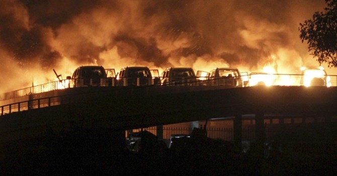 Đám cháy do vụ nổ ở Thiên Tân gây ra. Ảnh Reuters
