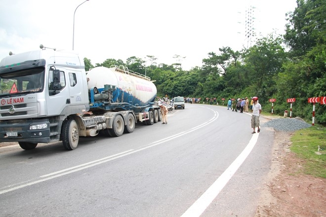 au khi đâm vào một bên hông xe bồn chở bê tông, xe