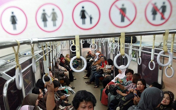 Các hành khách nữ trên tàu điện %22chống chỉ định%