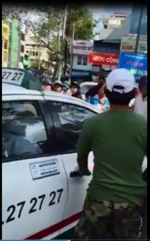 tài xế taxi đánh người