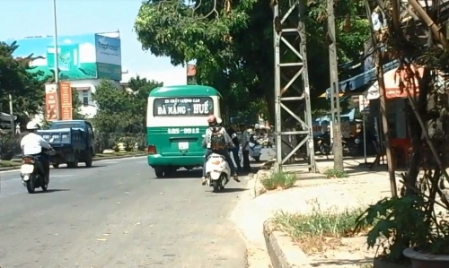 Xe tuyến Đà Nẵng- Huế dừng bắt khách trên đường Tô
