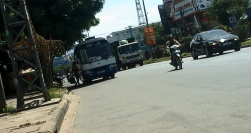Xe tuyến Đà Nẵng- Huế dừng bắt khách trên đường Tô