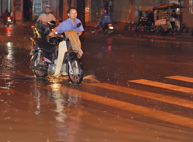 10Thượng sĩ công an móc rác