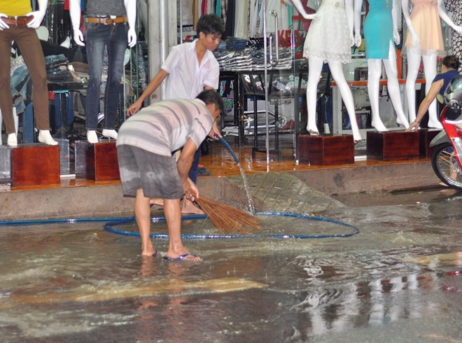 11Thượng sĩ công an móc rác
