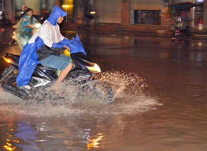 1Thượng sĩ công an móc rác