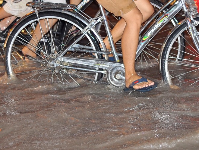 8Thượng sĩ công an móc rác