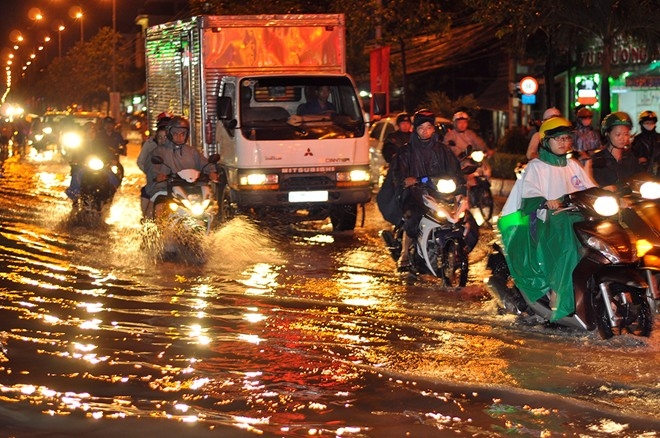 9Thượng sĩ công an móc rác