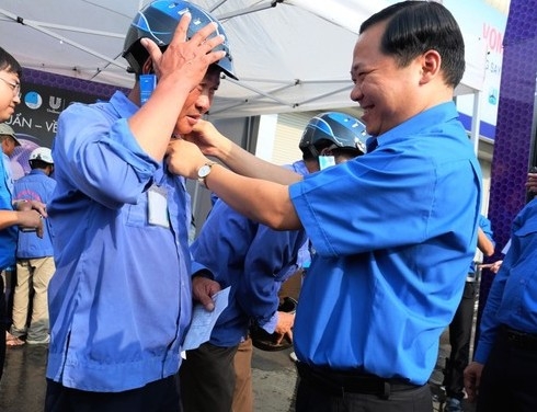Hơn 1.000 tài xế xe ôm Hà Nội xếp hàng chờ lấy mũ 