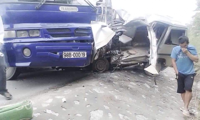 Lạng Sơn- Hai xe khách đấu đầu, hai người chết thả
