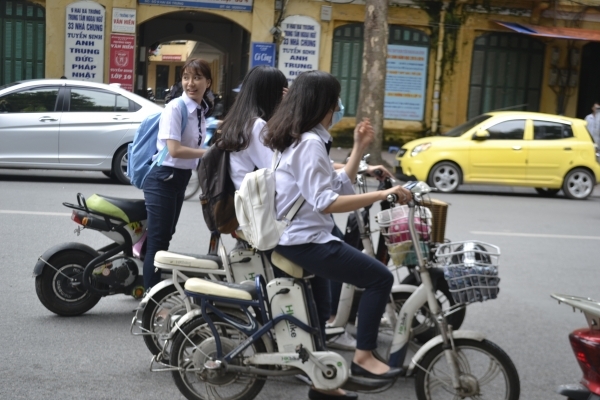 Xe đạp điện vẫn nhiều bạn học sinh ưa chuộng mặc d
