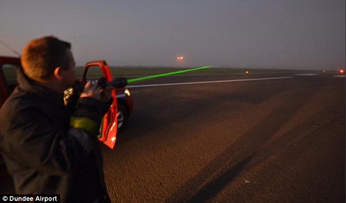 Khẩu súng laser đang được dùng tại sân bay Dundee,