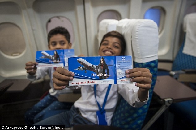 4 Kỹ sư mua máy bay cho trẻ em