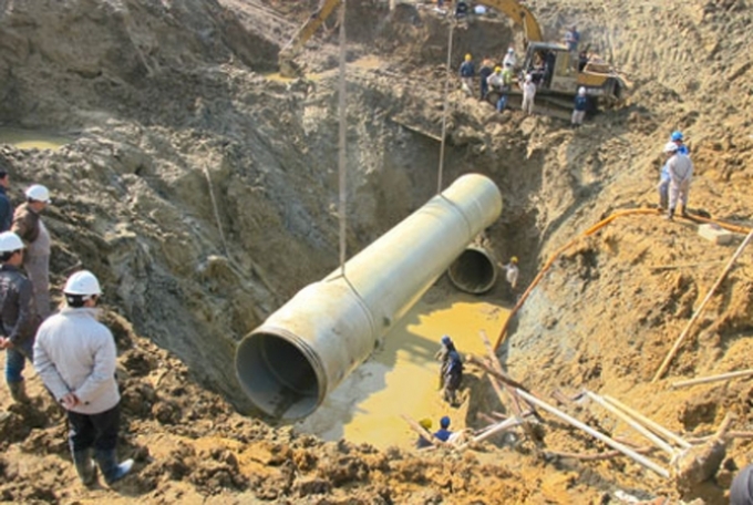 Đường ống nước sạch Sông Đà vỡ lần 13.
