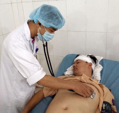 Thiếu tá Nguyễn Quang Thuận cấp cứu tại bệnh viện.