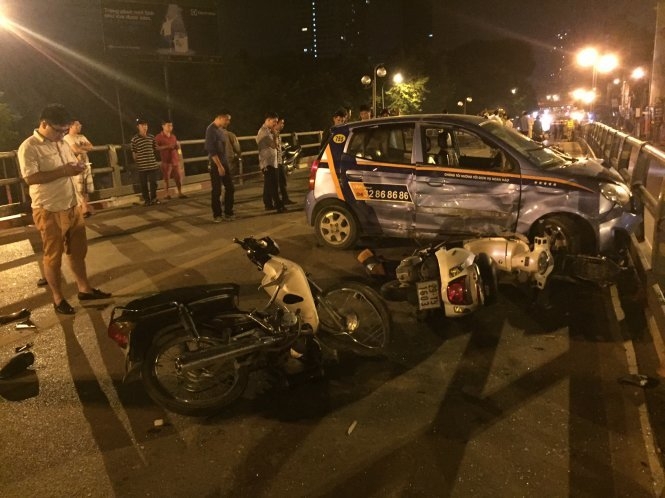 Hiện trường vụ tai nạn trên cầu vượt Thái Hà - Chù