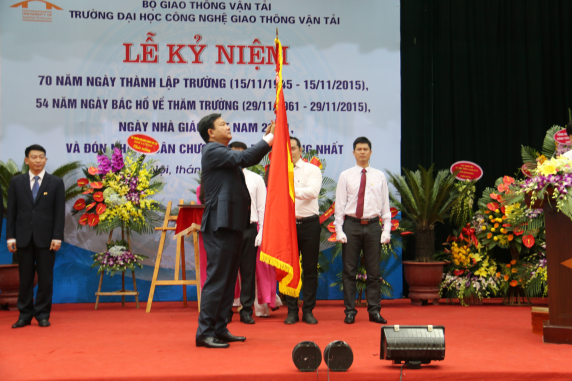 Bộ trưởng Đinh La Thăng gắn Huân chương  Lao động 