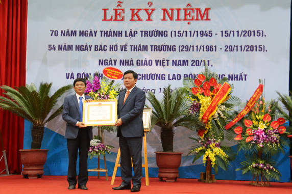 Bộ trưởng Đinh La Thăng trao Huân chương Lao động 