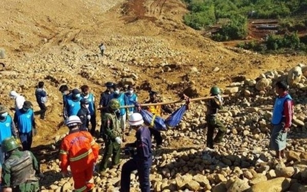 Lực lượng cứu hộ Mynamar đưa thi thể các nạn nhân 