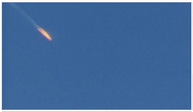 Khoảnh khắc máy bay Nga bị bắn rơi - Ảnh- Reuters