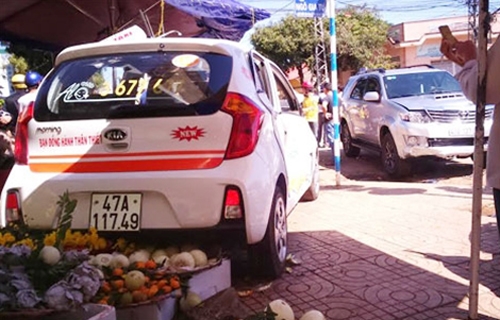 Fortuner húc taxi văng lên hè, 2 phụ nữ tro