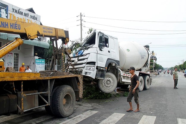 Xe bồn tông đổ 4 căn nhà