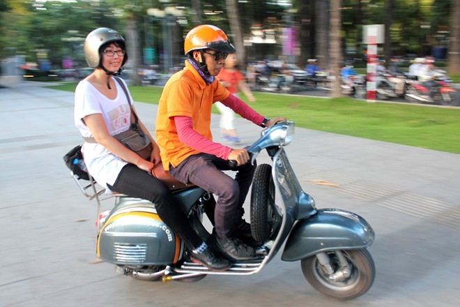 Xe ôm 'đứng đường' chật vật kiếm sốn