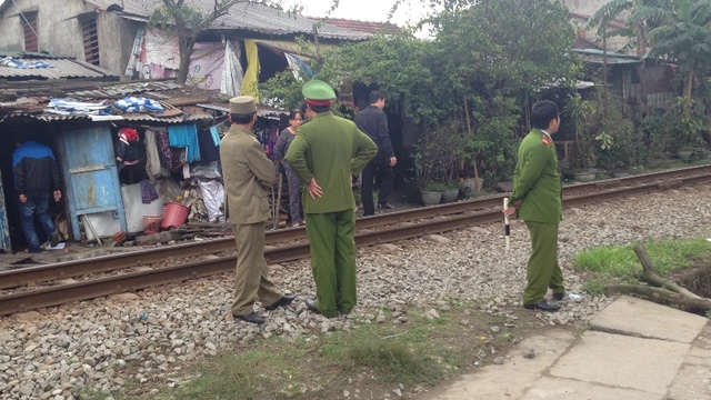 Đứng cạnh đường ray, cụ bà bị tàu hỏa h