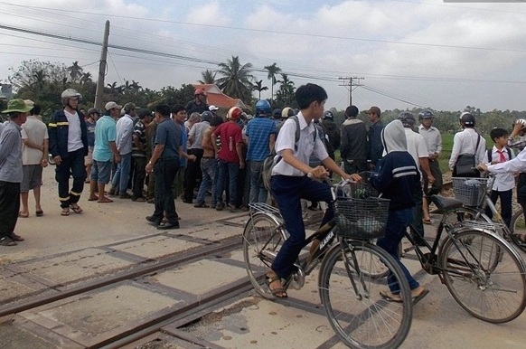 Bị tàu hỏa kéo lê gần 15 mét, người đà